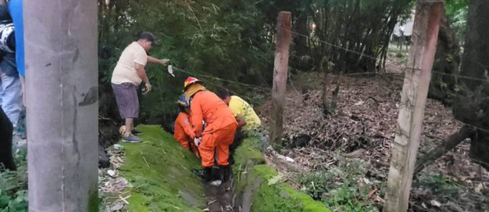 Socorristas rescatan a motociclista tras caer a un barranco en La Paz