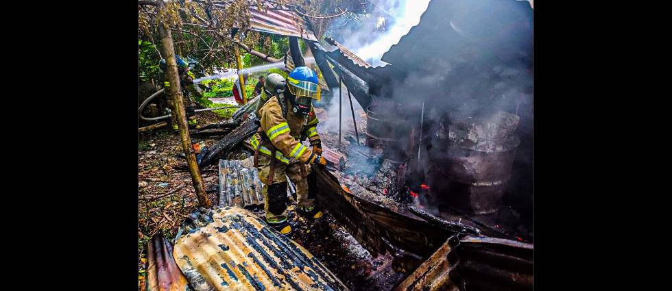 Bomberos sofoca incendio que amenazaba con propagarse en La Paz