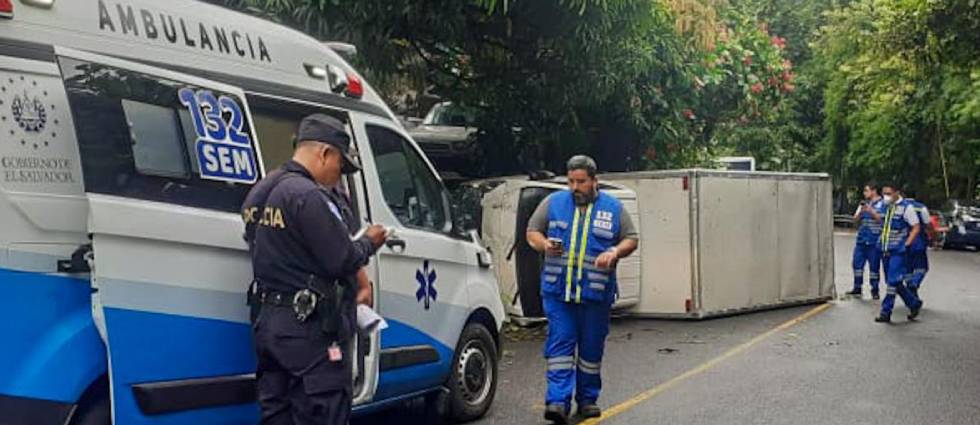 Reportan varios lesionados tras vuelco de automotor en Santo Tomás