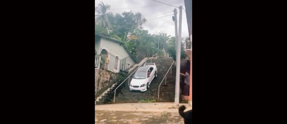 Captan a un automovilista circulando ¡sobre las gradas en una colonia!