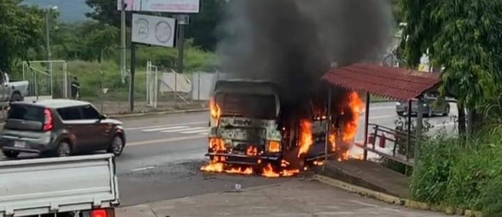 Coaster de la Ruta 16 se incendia cuando iba en plena marcha en la carretera Panamericana