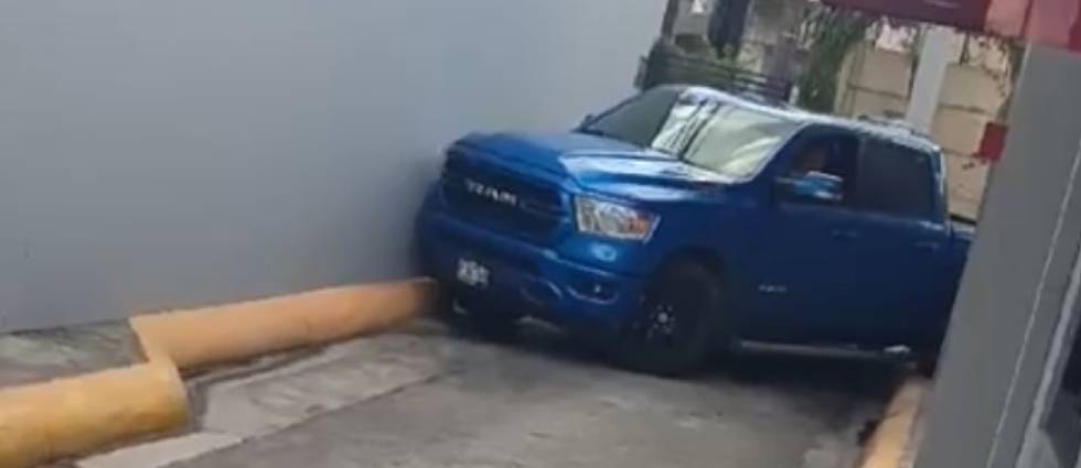 Yeik sufre burlas en redes tras quedarse atorado en un autoservicio con su auto de 79 mil dólares