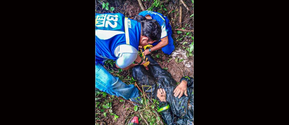 Motociclista se sale del camino y acaba accidentado en la canaleta