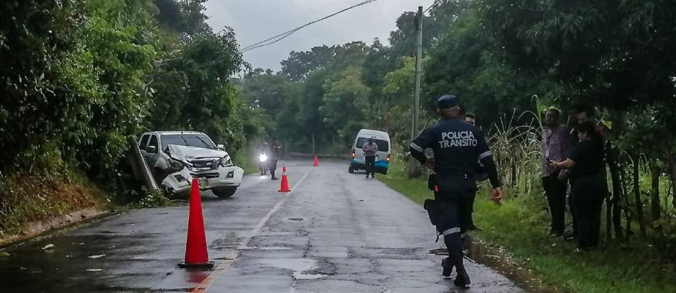 Conductor pierde el control del volante y se estrella contra un muro de tierra en Cabañas