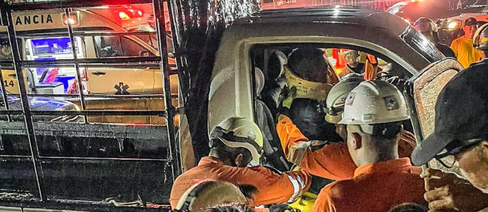 Rescatan a hombre tras quedar atrapado en la cabina por fuerte accidente vial