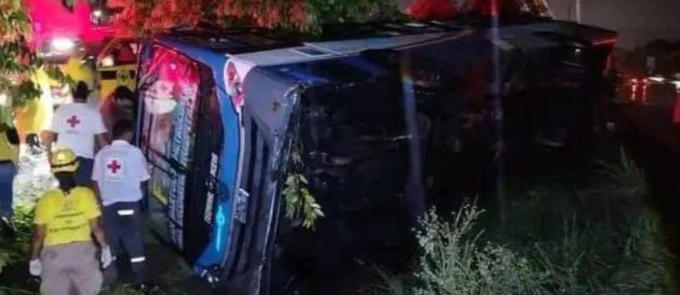 Conductor de autobús acaba en el hospital tras fuerte accidente en la carretera de Oro