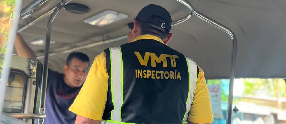 Multan a motorista de la Ruta 4T tras cruzar un semáforo en rojo: un ciudadano grabó el hecho