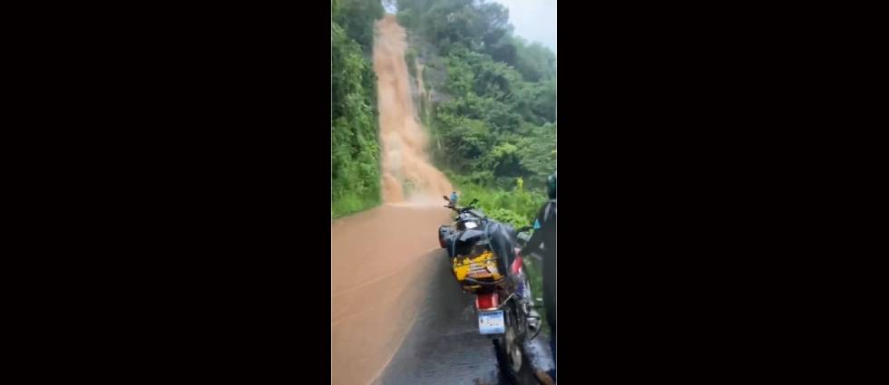¡Lluvias forman impresionante cascada en carretera de San Miguel!