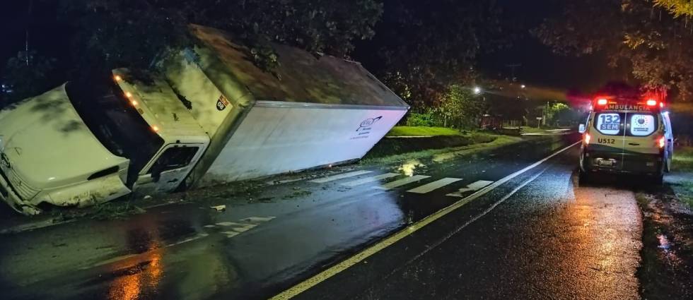 Dos hombres sufren lesiones tras fuerte accidente en La Paz
