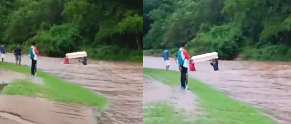 Hombres desafían corrientes de agua para trasladar un ataúd en Honduras