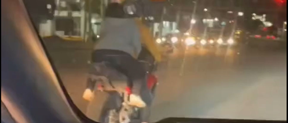 “Ponele casco si la querés”: Policía invita a motociclista a ponerle casco a su acompañante