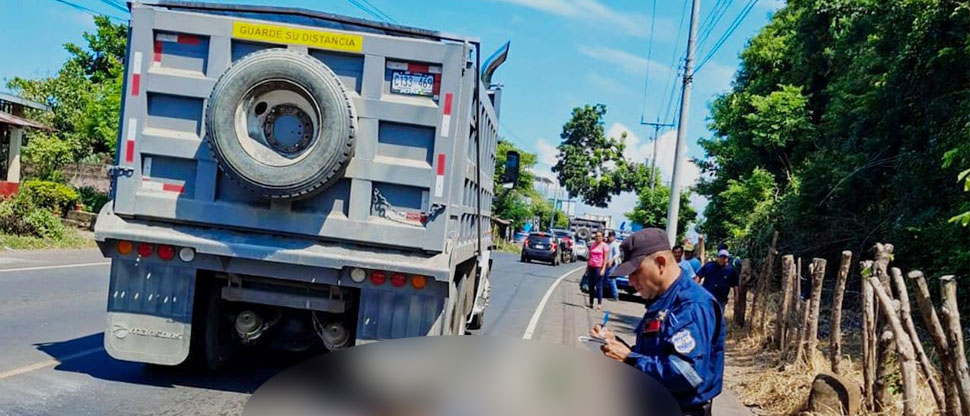 Una persona fallece atropellada por una volqueta, el motorista se quedó en la escena