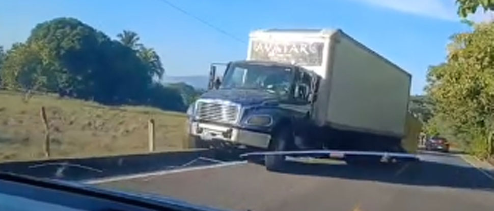 Camión de discomóvil se accidenta tras perder llantas del remolque de la planta eléctrica