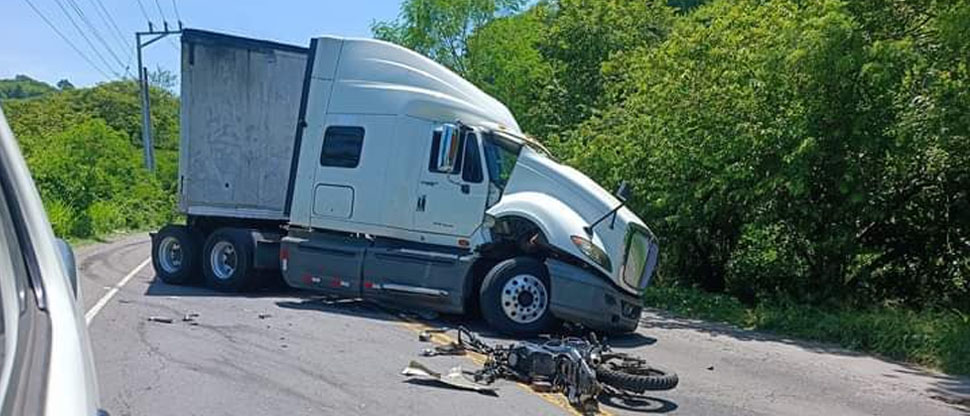 Motociclista fallece tras fuerte choque contra cabezal en la carretera Litoral