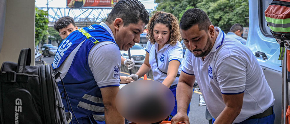 Motociclista sufre varias lesiones tras chocar contra camión en la Alameda Juan Pablo II