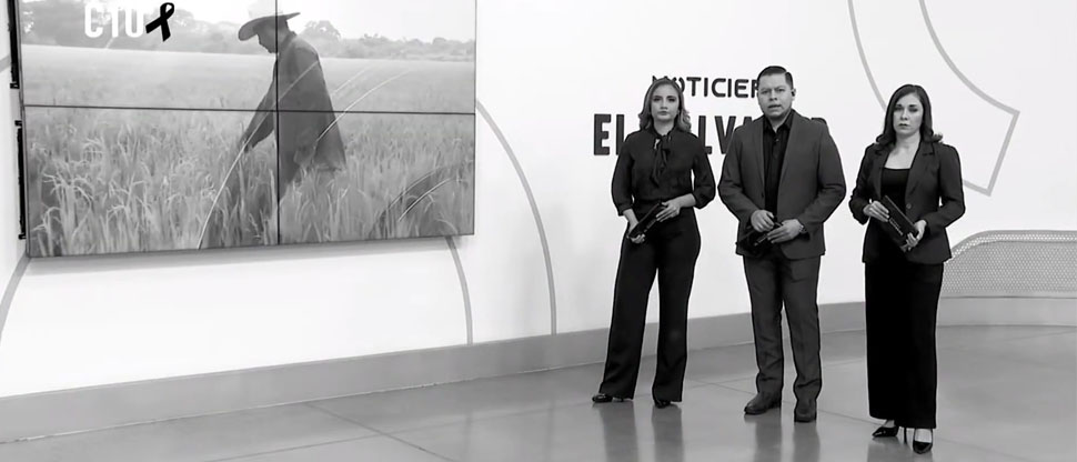 Noticero El Salvador transmite en blanco y negro como homenaje a víctimas de acciente aéreo