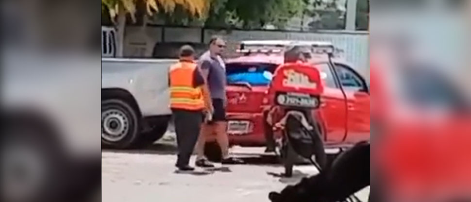INTOLERANCIA: Captan cuando automovilista tira al piso a motociclista de un solo golpe