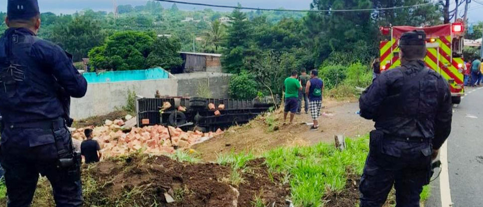 Confirman un fallecido tras accidente de camión en Juayúa, Sonsonate