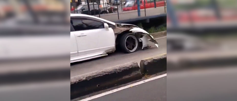 Conductor “desarma” su vehículo tras chocar varias veces contra separadores en bulevar del Ejército