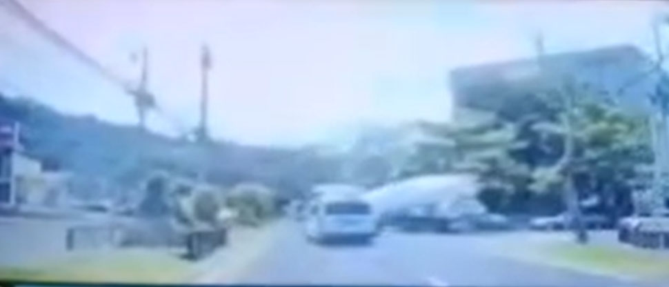 Denuncian a motorista de camión que no cedió el paso a una ambulancia con sirena abierta