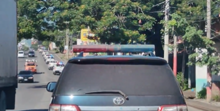 Caravana policial traslada hacia San Salvador los cuerpos recuperados de las víctimas del siniestro aéreo