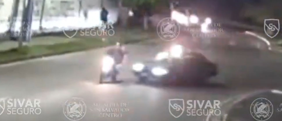 Captan cuando conductor le «echa el carro» a motociclista en el redondel Constitución