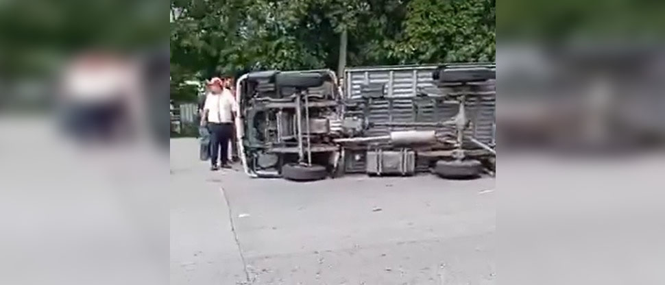 Auxilian a conductor tras volcar en carretera Troncal del Norte