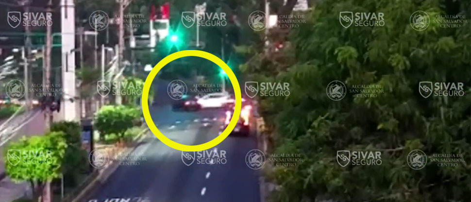 Carro se pasa luz roja del semáforo y choca con otro vehículo en el bulevar Constitución