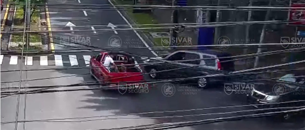 Conductor de pick up choca con camioneta al hacer giro prohibido en la calle Loma Linda