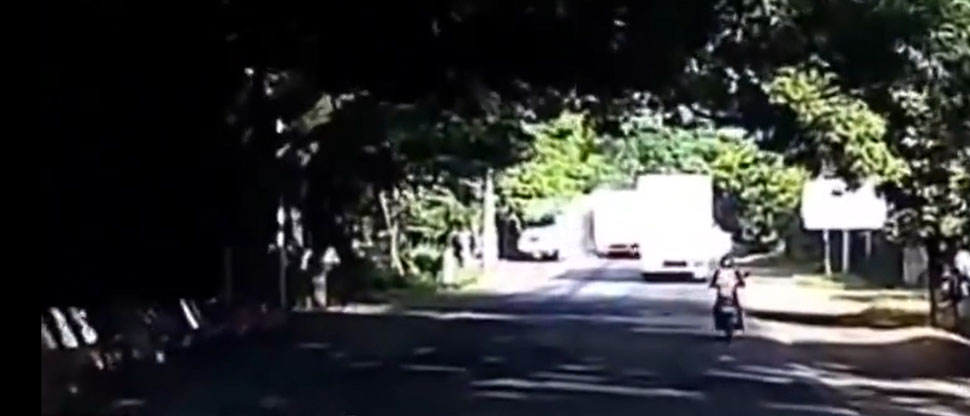 Captan instante justo de choque entre dos rastras en Moncagua, San Miguel