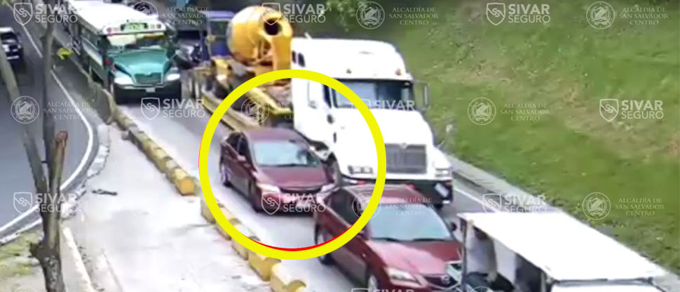 Carro particular choca con cabezal al intentar incorporarse al carril izquierdo en la carretera Panamericana