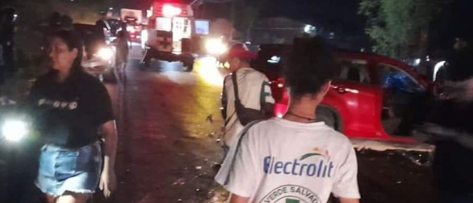 Dos personas fallecen en fuerte choque entre una camioneta y un pick up en Chalatenango