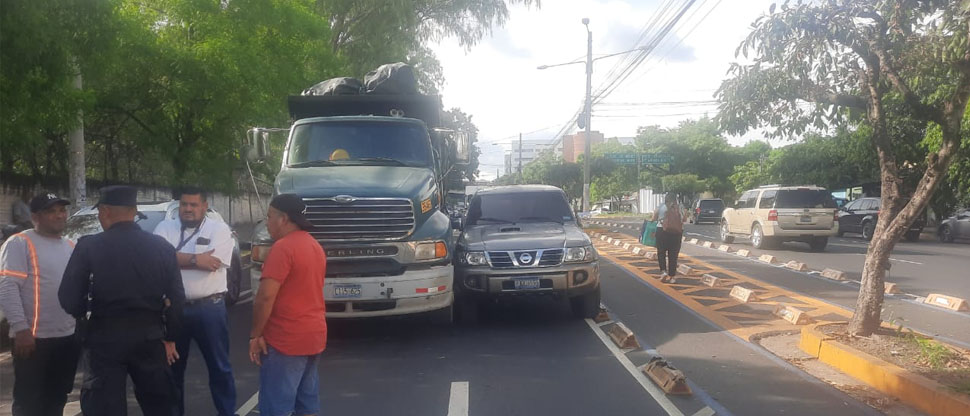 Choque entre pick up y camión bloquea el tráfico en las cercanías de Medicina Legal