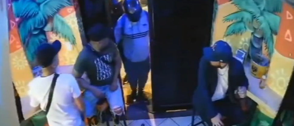 Costa Rica: captan momento cuando sujetos le quitan la vida a DJ y a mujer en un bar