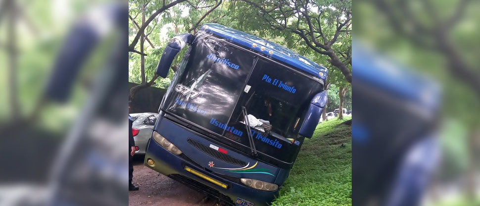 Autobús que transportaba a jugadores del Firpo se accidenta en Zacatecoluca