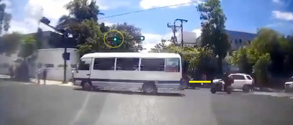 Microbusero y motociclista ignoran luz roja de semáforo en cercanías al hospital Rosales