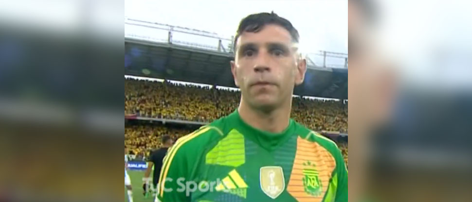 Mal perdedor: El “Dibu Martínez” agrede a camarógrafo que lo acosa tras la derrota de Argentina