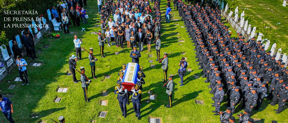 Familiares y amigos dan despedida de héroe al exdirector general de la PNC Mauricio Arriaza Chicas