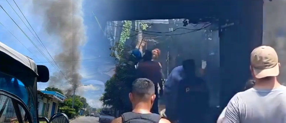 Bomberos sofocan voraz incendio en una vivienda en Ahuachapán