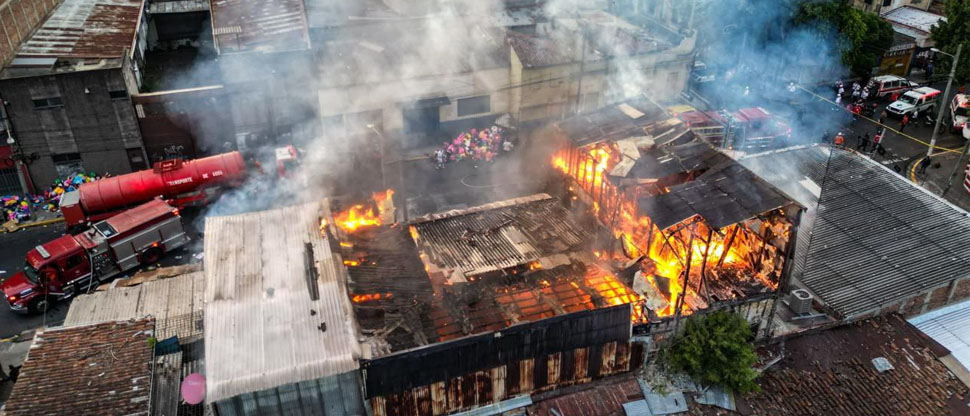 Auxilian a mujer afectada por incendio en piñatería en la avenida España