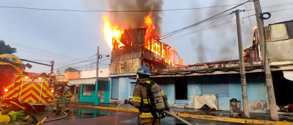 Voraz incendio consume piñateria en la avenida España, en el centro de San Salvador