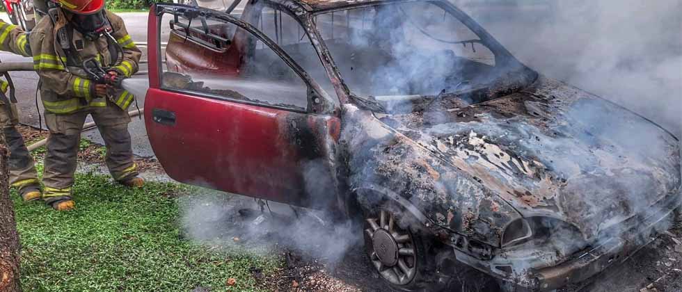 Vehículo es consumido por las llamas en Metapán