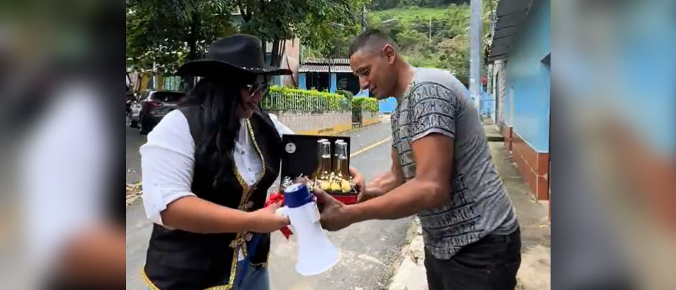 Rudo mecánico casi llora tras recibir inesperado regalo de cumpleaños de “La Patrona”