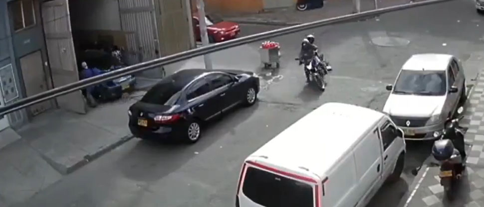 COLOMBIA: Ladrones arrastran por la calle a jovencita de 16 años para robarle su celular