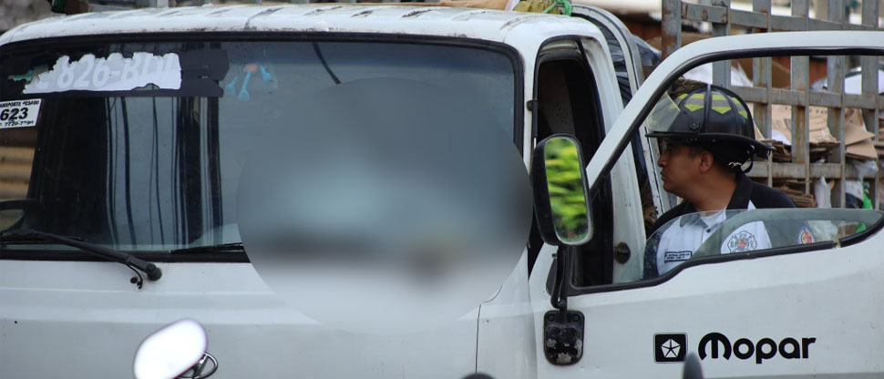 GUATEMALA: Captan cuando sujetos en moto le quitan la vida a motorista de camión de la basura