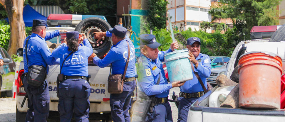 Retiran obstáculos que eran utilizados para reservar parqueo en la vía pública