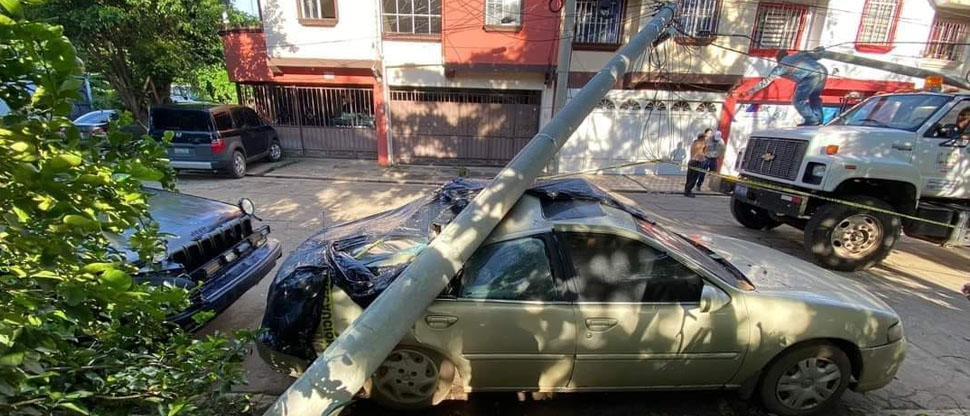 Poste cae sobre vehículo estacionado en Santa Ana