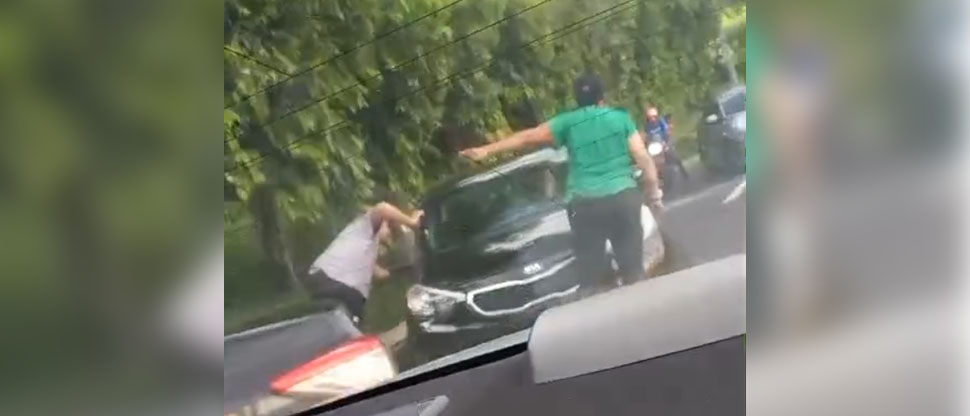 Joven acusa a señora de golpearle su carro y protagonizan nuevo acto de intolerancia