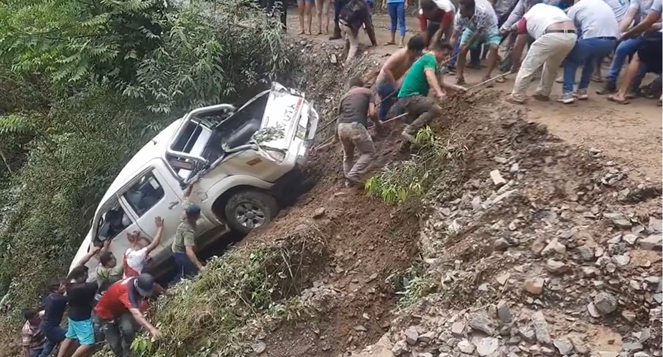 Heróico: Pobladores unen fuerzas para rescatar pick up que cayó por barranco en Perú