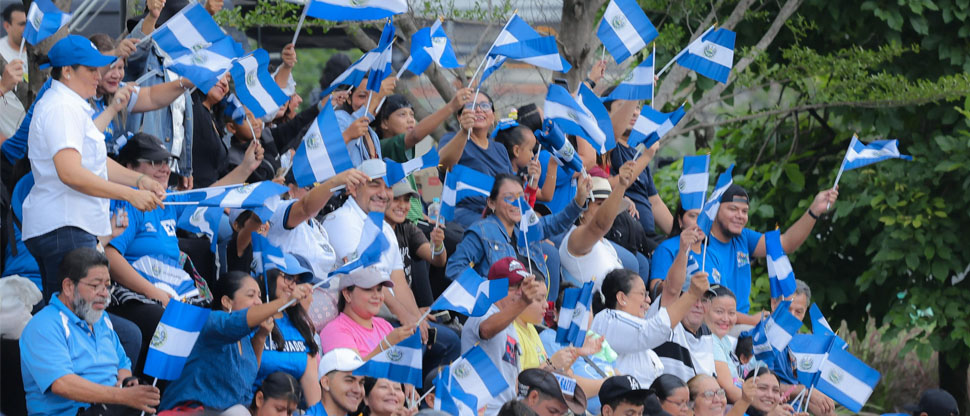 Salvadoreños se vuelcan a las calles a disfrutar de los desfiles cívicos